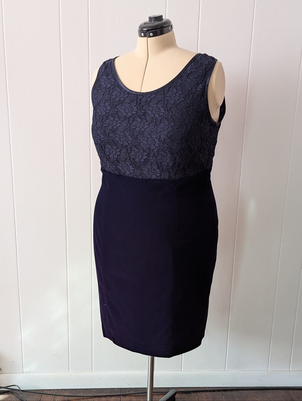 Vintage Plus Size Lace And Velvet Sleeveless Scoopneck Cocktail Dress Size 18
